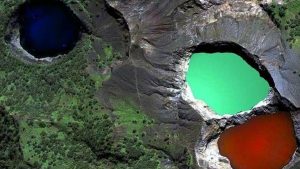 Surga Tersembunyi Danau Kelimutu, Flores, Nusa Tenggara Timur: Keajaiban Tiga Warna