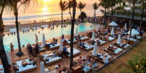 Potato Head Beach Club, Bali: Tropis Ikonik dan Instagramable