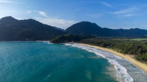 Pantai Lampuuk: Destinasi Pantai Favorit di Aceh