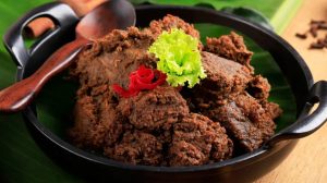 Destinasi Kuliner Padang: Kelezatan Rendang