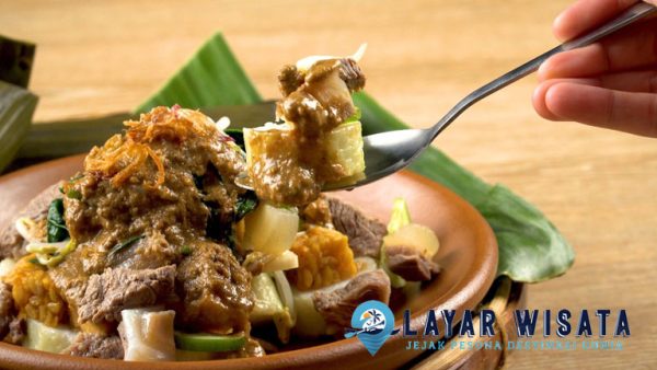 Kuliner Rujak Cingur: Cita Rasa Surabaya yang Menggoda Lidah
