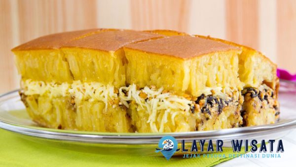 Cemilan Martabak Manis: Kuliner Legendaris yang Menggiurkan