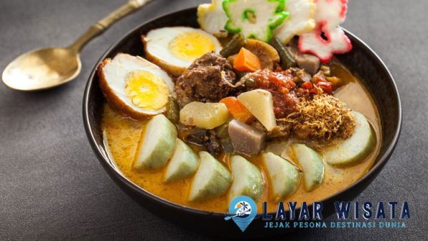 Hidangan Lontong Sayur: Makanan Lezat yang Menggugah Selera