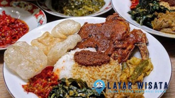Nasi Padang Ikonik: Mengapa Hidangan Ini Dicintai Seluruh Dunia?