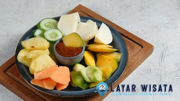 Rujak: Segarnya Indonesia dalam Setiap Gigitan!