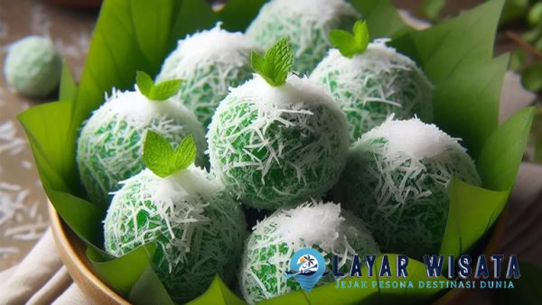 Klepon: Si Mungil Berisi Gula Merah yang Meleleh di Mulut!