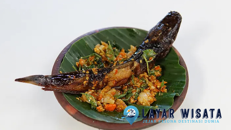 Pecel Lele: Sensasi Gurih Pedas yang Menggoyang Lidah!