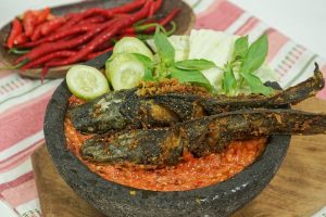Pecel Lele: Sensasi Gurih Pedas yang Menggoyang Lidah!