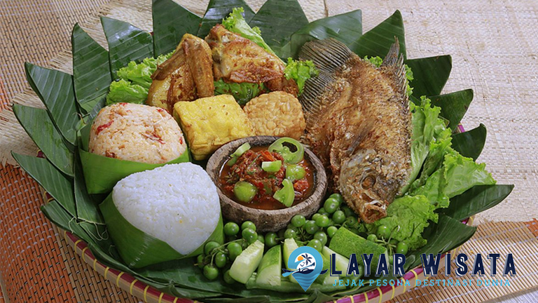 Menyajikan Nasi Timbel: Sebuah Tradisi yang Tetap Lestari!