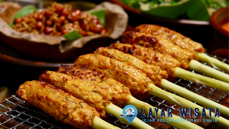 Sate Lilit: Sensasi Unik Membungkus Daging di Batang Serai!