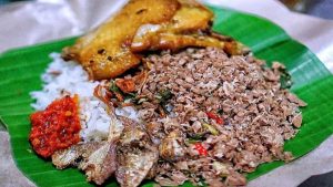 Nikmati keunikan rasa Sego Megono, hidangan khas Pekalongan yang menghadirkan perpaduan gurih, pedas, dan manis dalam satu sajian!