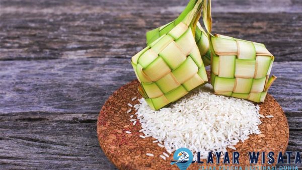 Ketupat: Sajian Sederhana yang Penuh Kenangan dan Kelezatan!