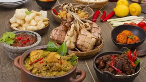 Ketupat: Sajian Sederhana yang Penuh Kenangan dan Kelezatan!