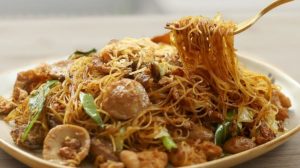 Bihun Goreng Si Tipis yang Bikin Lidah Gak Bisa Berhenti Ngunyah