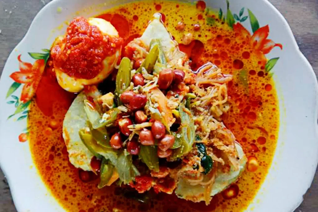 Lontong Medan Kombinasi Rasa Heboh di Setiap Suapan!