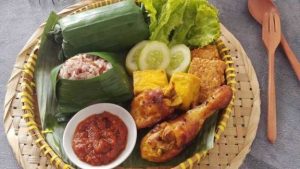 Nasi Timbel Bandung Hangatnya Daun, Harumnya Rasa!
