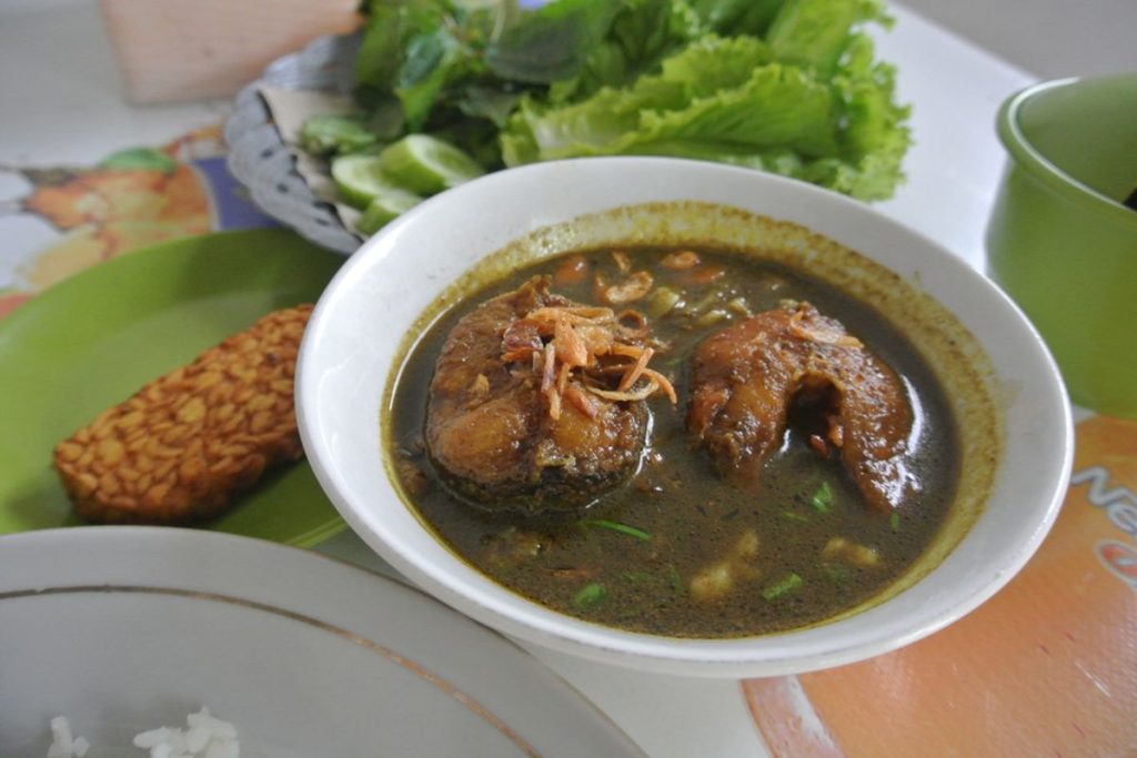 Gabus Pucung Kuah Gelap dengan Kejutan Lezat Tiap Suapan