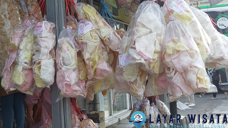 Kerupuk Melarat Cirebon Punya Cara Sendiri Untuk Gurih!