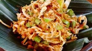 Karedok Berani 8 Rasa Sunda Otentik dan Menggugah 11 thefrancescaharperproject.org - Jasmine: Si 1 Putih Harum yang Bikin Jatuh Cinta! Tidak semua keindahan harus mencolok untuk memikat. Ada yang justru hadir dengan kesederhanaan, tetapi meninggalkan kesan mendalam. Jasmine atau melati termasuk di dalamnya. Warna putihnya bersih, aromanya lembut namun kuat, dan kehadirannya sering dikaitkan dengan ketenangan serta perasaan hangat yang sulit dijelaskan. Tanpa perlu berlebihan, melati sudah cukup untuk membuat siapa pun berhenti sejenak dan memperhatikan.
Jasmine yang Sulit Diabaikan
Melati bukan bunga yang berteriak minta perhatian. Justru di situlah kekuatannya. Banyak orang terlalu sibuk mencari sesuatu yang terlihat “wah”, padahal yang sederhana seperti melati justru punya dampak yang lebih lama.
Aroma yang Menempel di Ingatan
Aroma melati bukan sekadar wangi biasa. Ada karakter lembut yang terasa menenangkan, namun tetap punya kedalaman. Saat seseorang mencium aroma ini, sering kali muncul perasaan nyaman tanpa alasan yang jelas. Ini bukan kebetulan. Melati sering digunakan dalam berbagai tradisi karena kemampuannya menciptakan suasana damai.
Yang sering kamu lewatkan: wangi melati tidak menyerang, tapi perlahan menguasai suasana. Ini yang membuatnya berbeda dari aroma lain yang cepat membosankan.
Tampilan Sederhana yang Elegan
Banyak orang meremehkan tampilan melati karena ukurannya kecil. Itu kesalahan klasik. Justru bentuknya yang sederhana membuatnya fleksibel digunakan di berbagai suasana, dari dekorasi hingga simbol budaya.
Putihnya bukan sekadar warna. Ia memberi kesan bersih, tenang, dan jujur. Dalam banyak momen penting, melati hadir sebagai pelengkap yang tidak pernah terasa berlebihan.
Melati dalam Kehidupan Sehari-hari
Kalau kamu berpikir melati hanya sekadar bunga taman, kamu sedang membatasi cara pandangmu sendiri. Melati sudah lama menjadi bagian dari keseharian, bahkan tanpa kamu sadari.
Dari Teh hingga Relaksasi
Teh melati sering dipilih bukan hanya karena rasanya, tetapi karena efek menenangkannya. Saat diminum, ada sensasi ringan yang membantu meredakan ketegangan.
Di sisi lain, melati juga sering digunakan dalam minyak aromaterapi. Banyak orang mencari ketenangan dengan cara rumit, padahal sesuatu sesederhana aroma melati sudah cukup membantu menurunkan stres.
Kalau kamu masih merasa hidup terlalu berat, mungkin masalahnya Jasmine bukan pada situasi, tapi kamu tidak pernah memberi ruang untuk tenang.
Simbol dalam Tradisi dan Budaya
Melati sering hadir dalam berbagai acara penting, terutama yang berkaitan dengan kesucian dan harapan. Ini bukan tanpa alasan. Bunga ini membawa makna yang dalam, meskipun tampilannya sederhana.
Di Indonesia, melati sering dikaitkan dengan keanggunan dan ketulusan. Ini menunjukkan bahwa nilai tidak selalu datang dari sesuatu yang besar atau mahal.
Kenapa Jasmine Selalu Relevan
Tren terus berubah. Banyak hal yang populer hari ini akan hilang besok. Tapi melati tetap bertahan. Kenapa?
Mudah Tumbuh, Mudah Dicintai
Melati tidak membutuhkan perlakuan berlebihan. Dengan perawatan dasar, tanaman ini sudah bisa tumbuh dan berbunga dengan baik.
Ini pelajaran yang sering diabaikan: sesuatu yang bertahan lama biasanya tidak rumit. Justru hal-hal yang terlalu kompleks sering tidak bertahan.
Tidak Pernah Kehilangan Pesona
Banyak orang mengejar sesuatu yang viral, berharap mendapatkan kepuasan instan Jasmine. Tapi melati tidak bermain di ranah itu. Ia tidak butuh validasi tren untuk tetap berarti.
Keindahannya konsisten. Aromanya tetap sama. Dan itu cukup.
Kalau kamu terus mengejar hal-hal baru tanpa pernah menghargai yang sederhana, kamu akan terus merasa kurang.
Melati dan Perasaan yang Tidak Bisa Dibohongi
Melati punya cara unik untuk terhubung dengan emosi manusia. Tanpa banyak usaha, ia bisa membangkitkan kenangan, perasaan hangat, bahkan rasa rindu.
Menghidupkan Kenangan
Aroma memiliki hubungan kuat dengan ingatan. JasmineBanyak orang tidak sadar bahwa satu wangi bisa membawa mereka kembali ke momen tertentu.
Melati sering menjadi penghubung antara masa lalu dan sekarang. Ini bukan soal bunga, tapi soal pengalaman yang melekat padanya.
Mengajarkan Kesederhanaan
Di tengah dunia yang serba cepat, melati mengingatkan bahwa tidak semua hal harus rumit untuk berarti.
Kalau kamu terus merasa harus punya sesuatu yang lebih besar, lebih mahal, atau lebih terlihat, mungkin kamu sedang lari dari kenyataan bahwa kebahagiaan tidak datang dari sana
Kesimpulan
Melati bukan sekadar bunga kecil berwarna putih. Ia membawa sesuatu yang lebih dalam: ketenangan, kesederhanaan, dan keindahan yang tidak memaksa untuk dilihat.
Masalahnya bukan pada melati yang terlalu sederhana. Masalahnya ada pada cara kamu melihat sesuatu. Kalau kamu hanya menghargai hal yang besar dan mencolok, kamu akan melewatkan banyak hal berharga yang sebenarnya sudah ada di depan mata.
Melati mengajarkan satu hal penting: sesuatu yang lembut bisa lebih kuat dari yang terlihat mencolok. Dan kalau kamu masih belum menyadari itu, mungkin kamu terlalu sibuk mengejar hal yang salah.